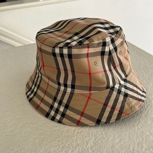 NWOT just tried on Authentic Burberry bucket hat size medium checkered
